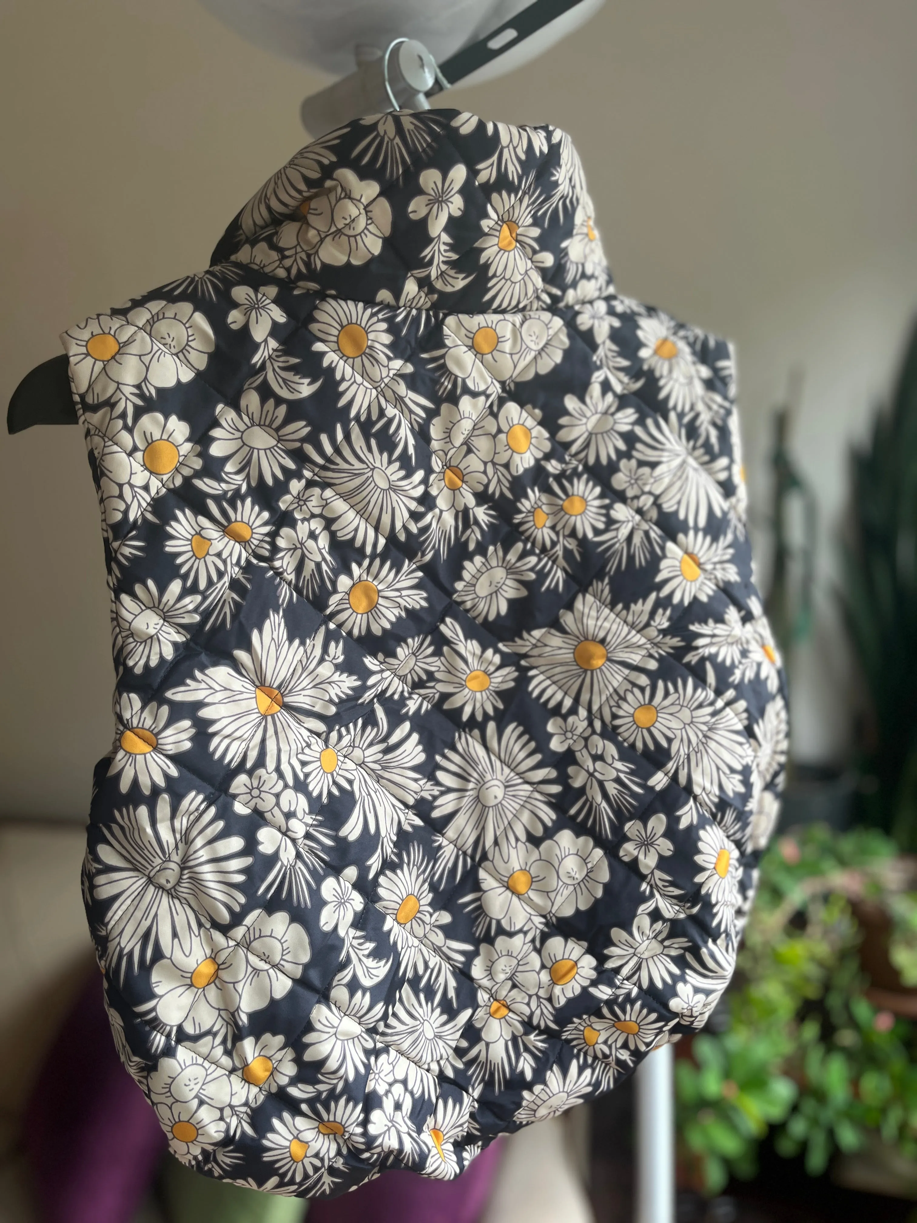 Women's Stylish Crop Inflatable Vest with Daisy Pattern | Pockets & Elastic Waist for Ultimate Comfort